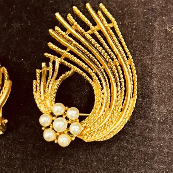 Vintage Gold Tone And Faux Pearl Clip On Earrings & Brooch Set (3816) - Picture 4 of 11